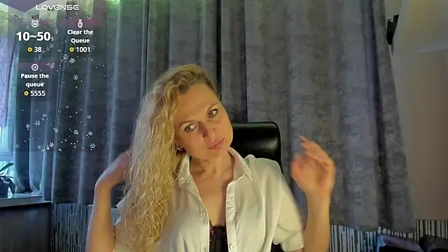 Snapshot of LanaLight_x chatting on 04/23/26, 05:04 LanaLight x online show from 04/23/26, 05:04