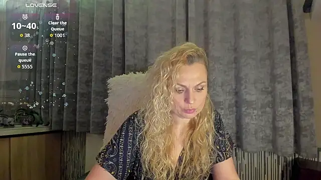 Snapshot of LanaLight_x chatting on 05/15/26, 08:27 LanaLight x online show from 05/15/26, 08:27