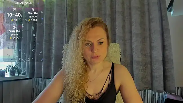 Snapshot of LanaLight_x chatting on 05/18/26, 04:57 LanaLight x online show from 05/18/26, 04:57