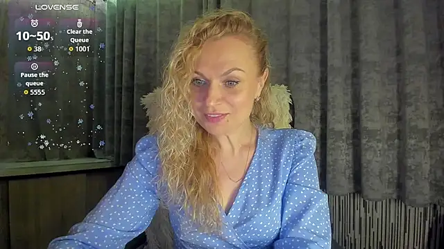 Snapshot of LanaLight_x chatting on 05/27/26, 07:44 LanaLight x online show from 05/27/26, 07:44