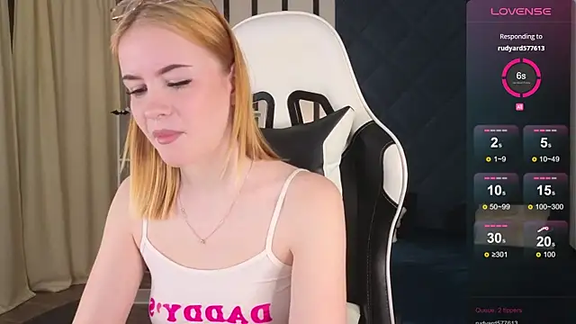 shinyluna1 online show from 12/02/25, 10:20