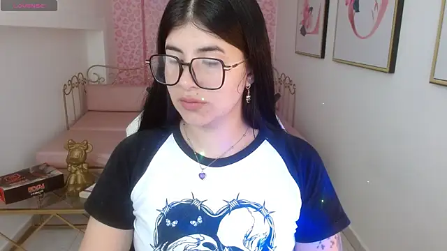 Snapshot of Nina_harpper_ chatting on 04/06/26, 01:23 Nina harpper online show from 04/06/26, 01:23