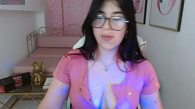 Snapshot of Nina_harpper_ chatting on 04/09/26, 01:05 Nina harpper online show from 04/09/26, 01:05