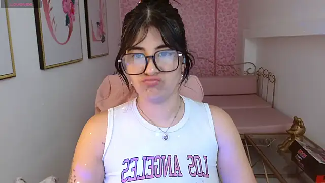 Snapshot of Nina_harpper_ chatting on 04/15/26, 08:09 Nina harpper online show from 04/15/26, 08:09