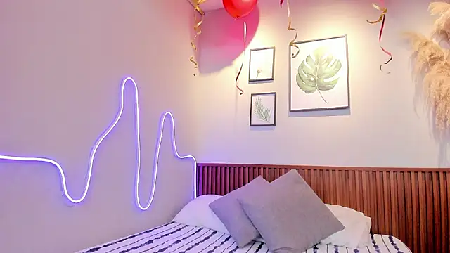 Snapshot of MIAROGGERSS chatting on 03/28/26, 04:01 MIAROGGERSS online show from 03/28/26, 04:01