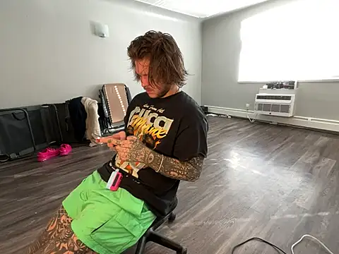 Snapshot of Tatertats chatting on 12/04/25, 09:12 Tatertats online show from 12/04/25, 09:12