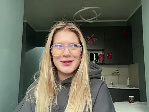 Snapshot of Sora_Wayde chatting on 12/20/25, 04:30 Sora Wayde online show from 12/20/25, 04:30