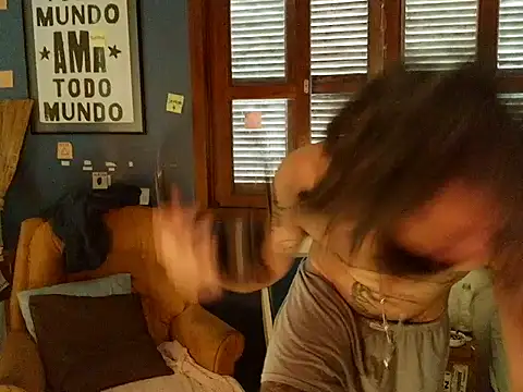 Snapshot of ooproprio chatting on 04/28/26, 12:21 ooproprio online show from 04/28/26, 12:21