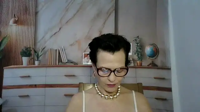 Snapshot of Luna-Hot0802 chatting on 04/06/26, 01:12 Luna-Hot0802 online show from 04/06/26, 01:12