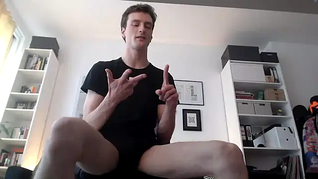 Snapshot of MindlyXXX chatting on 10/16/25, 12:06 MindlyXXX online show from 10/16/25, 12:06