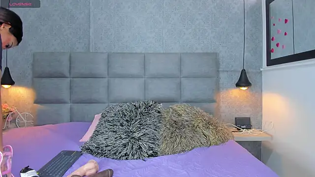 emilyy r online show from 04/14/26, 07:09