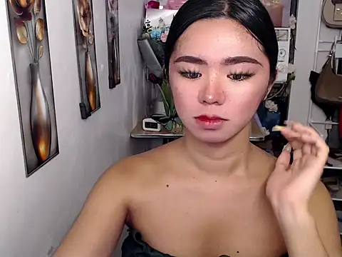 Snapshot of voganmarie chatting on 07/05/26, 03:34 voganmarie online show from 07/05/26, 03:34