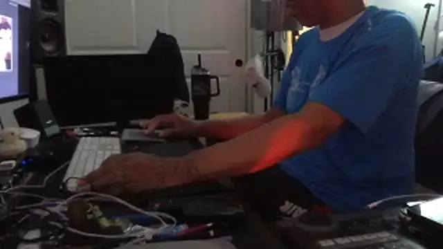 Snapshot of daddyleftcurve chatting on 12/03/25, 10:24 daddyleftcurve online show from 12/03/25, 10:24