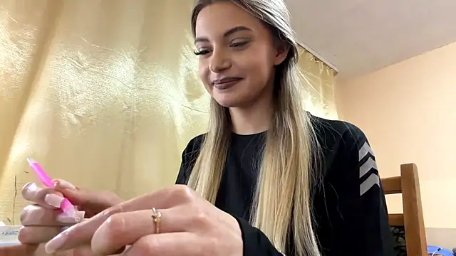 Snapshot of HollyVorse chatting on 12/14/25, 05:18 HollyVorse online show from 12/14/25, 05:18