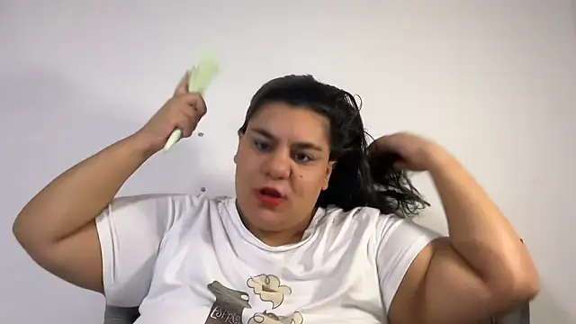 Snapshot of YoungCurvyLeah chatting on 08/07/26, 06:43 YoungCurvyLeah online show from 08/07/26, 06:43