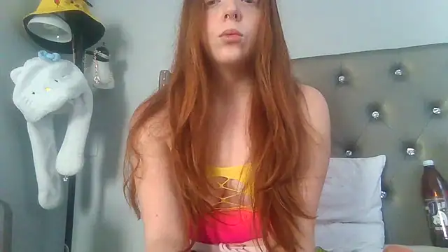 Snapshot of RedRubyRed chatting on 12/05/25, 05:09 RedRubyRed online show from 12/05/25, 05:09