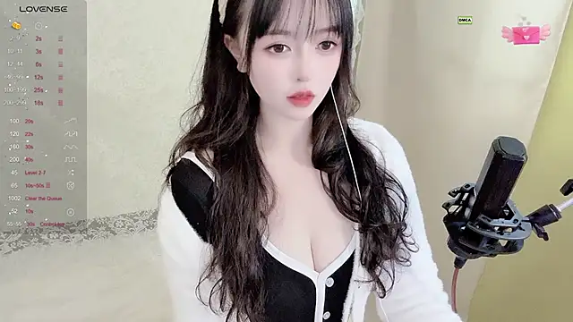 Snapshot of Anana- chatting on 12/14/25, 04:29 Anana- online show from 12/14/25, 04:29