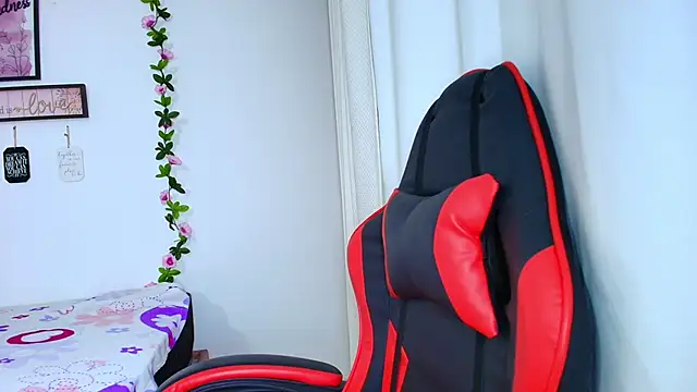 Snapshot of sara_santana__ chatting on 12/16/25, 12:48 sara santana online show from 12/16/25, 12:48