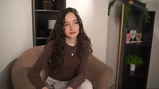 Snapshot of WillowZeme chatting on 12/15/25, 05:01 WillowZeme online show from 12/15/25, 05:01