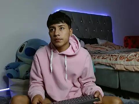 Snapshot of Sebas_Ross04 chatting on 12/14/25, 06:52 Sebas Ross04 online show from 12/14/25, 06:52