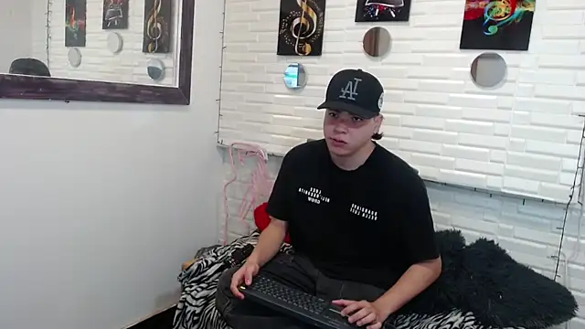 Snapshot of Dylan_fooxx chatting on 12/15/25, 07:29 Dylan fooxx online show from 12/15/25, 07:29