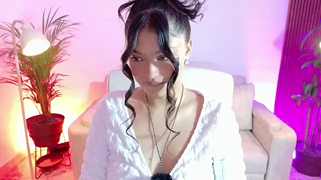 Snapshot of victoria___moon chatting on 12/18/25, 02:01 victoria moon online show from 12/18/25, 02:01
