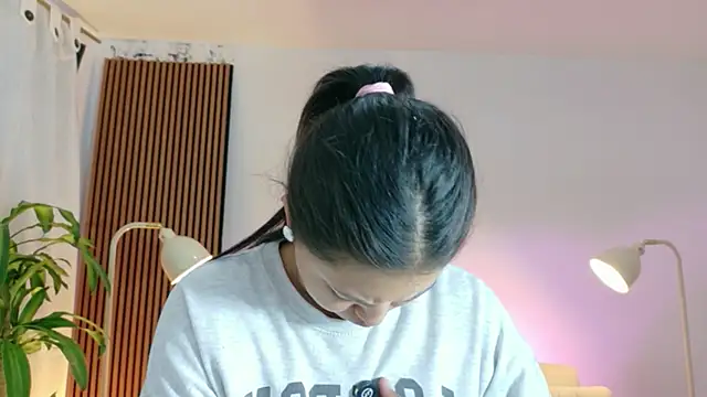 Snapshot of victoria___moon chatting on 04/17/26, 04:10 victoria moon online show from 04/17/26, 04:10