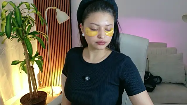 Snapshot of victoria___moon chatting on 04/19/26, 03:22 victoria moon online show from 04/19/26, 03:22