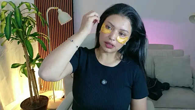 Snapshot of victoria___moon chatting on 04/19/26, 06:10 victoria moon online show from 04/19/26, 06:10