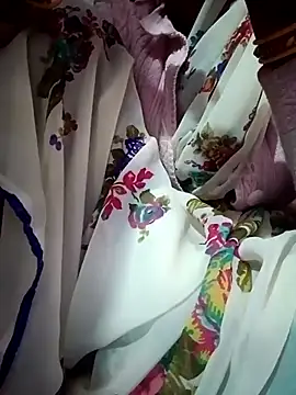 Snapshot of Rashili chatting on 12/16/25, 04:28 Rashili online show from 12/16/25, 04:28