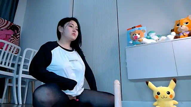 Snapshot of minji_snow chatting on 04/15/26, 12:56 minji snow online show from 04/15/26, 12:56