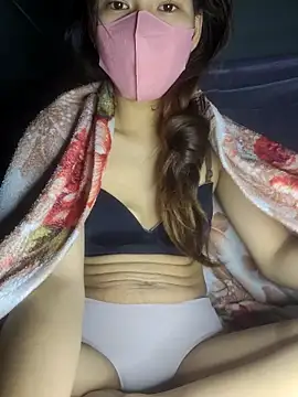 Snapshot of polly_chan chatting on 12/15/25, 04:44 polly chan online show from 12/15/25, 04:44