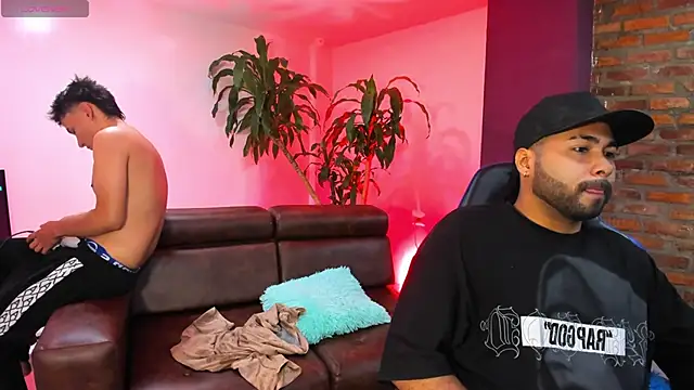 Snapshot of HotThreesoome chatting on 12/04/25, 01:42 HotThreesoome online show from 12/04/25, 01:42