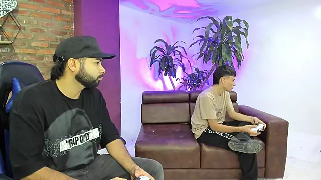 HotThreesoome online show from 12/18/25, 12:55