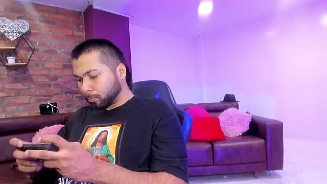 HotThreesoome online show from 01/10/26, 01:24