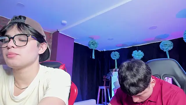 HotThreesoome online show from 03/21/26, 12:43