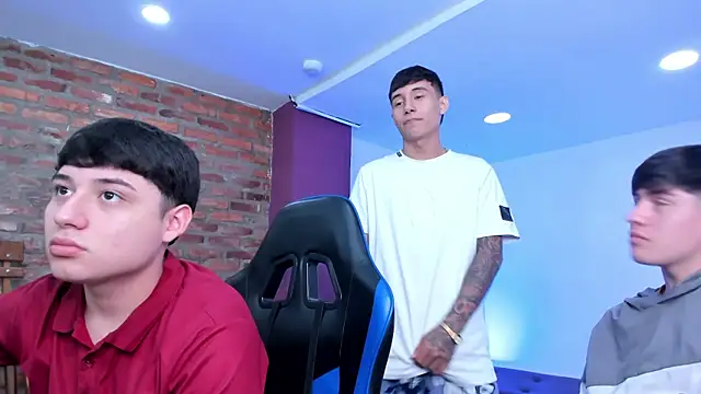 HotThreesoome online show from 04/17/26, 03:04