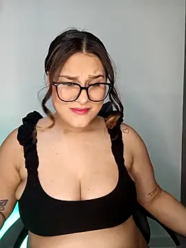 Snapshot of Valeriaa_21 chatting on 03/27/26, 02:50 Valeriaa 21 online show from 03/27/26, 02:50