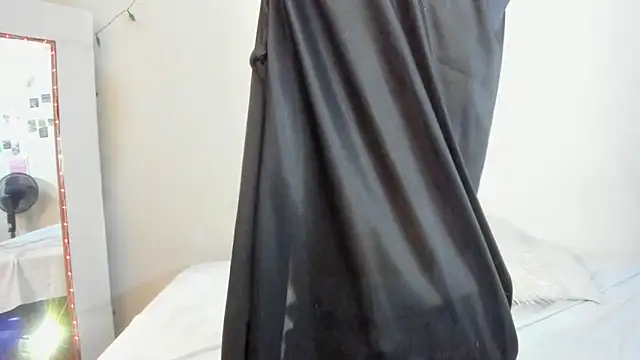 Snapshot of litle_slut chatting on 02/19/26, 05:36 litle slut online show from 02/19/26, 05:36