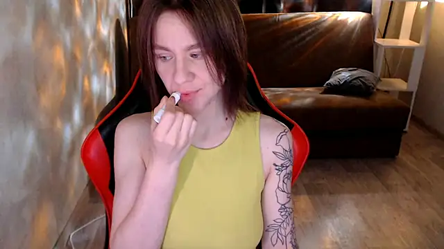 Snapshot of MiaBun1 chatting on 12/17/25, 04:18 MiaBun1 online show from 12/17/25, 04:18