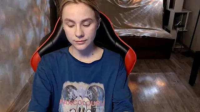 Snapshot of MiaBun1 chatting on 04/04/26, 12:42 MiaBun1 online show from 04/04/26, 12:42