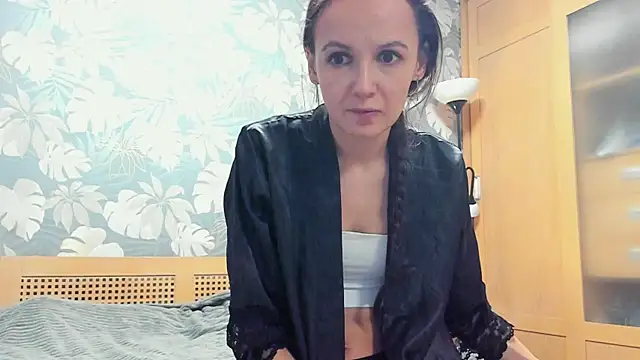 OliviaMuur online show from 12/23/25, 05:05