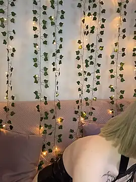 Snapshot of meli_sun chatting on 12/14/25, 12:21 meli sun online show from 12/14/25, 12:21