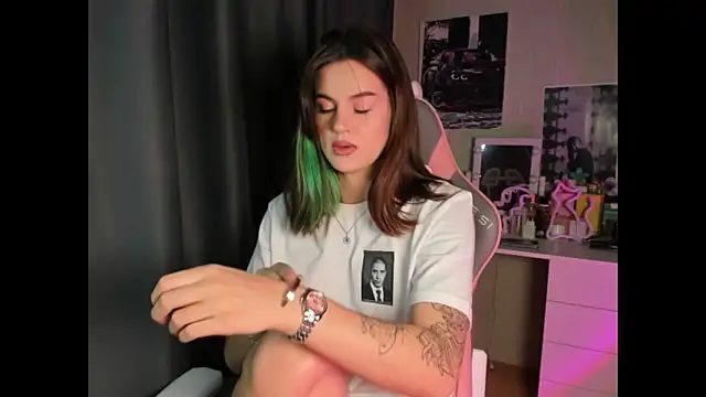 NikkieKitty online show from 12/22/25, 05:10