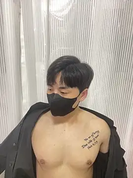 Snapshot of kimze7 chatting on 12/14/25, 02:11 kimze7 online show from 12/14/25, 02:11