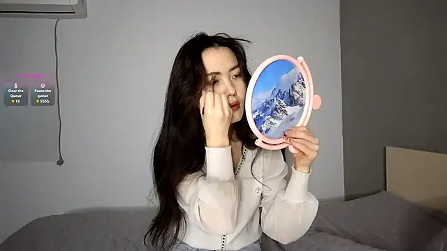 Snapshot of OleneBouras chatting on 12/14/25, 09:25 OleneBouras online show from 12/14/25, 09:25