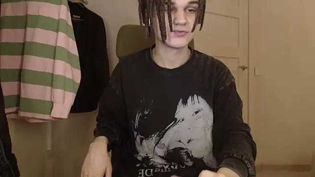 Snapshot of PeachTree chatting on 03/18/26, 09:51 PeachTree online show from 03/18/26, 09:51