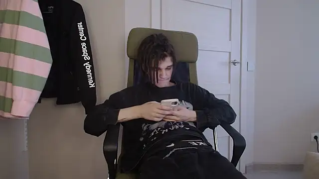 Snapshot of PeachTree chatting on 03/24/26, 11:59 PeachTree online show from 03/24/26, 11:59