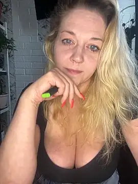 Snapshot of JenniferCarmen chatting on 04/21/26, 02:51 JenniferCarmen online show from 04/21/26, 02:51