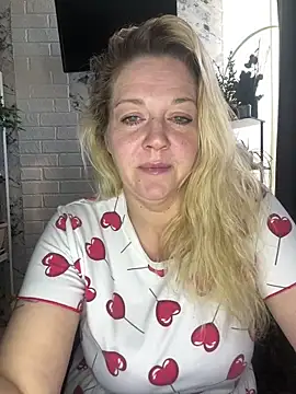 Snapshot of JenniferCarmen chatting on 04/29/26, 02:15 JenniferCarmen online show from 04/29/26, 02:15